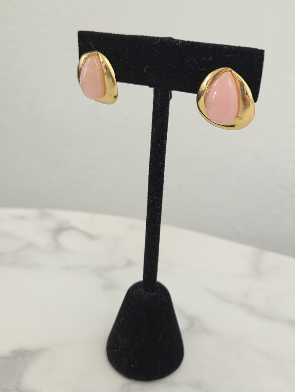 Gold Tone Pink Teardrop Statement Stud Earrings Modern Retro Jewelry - Picture 13 of 15